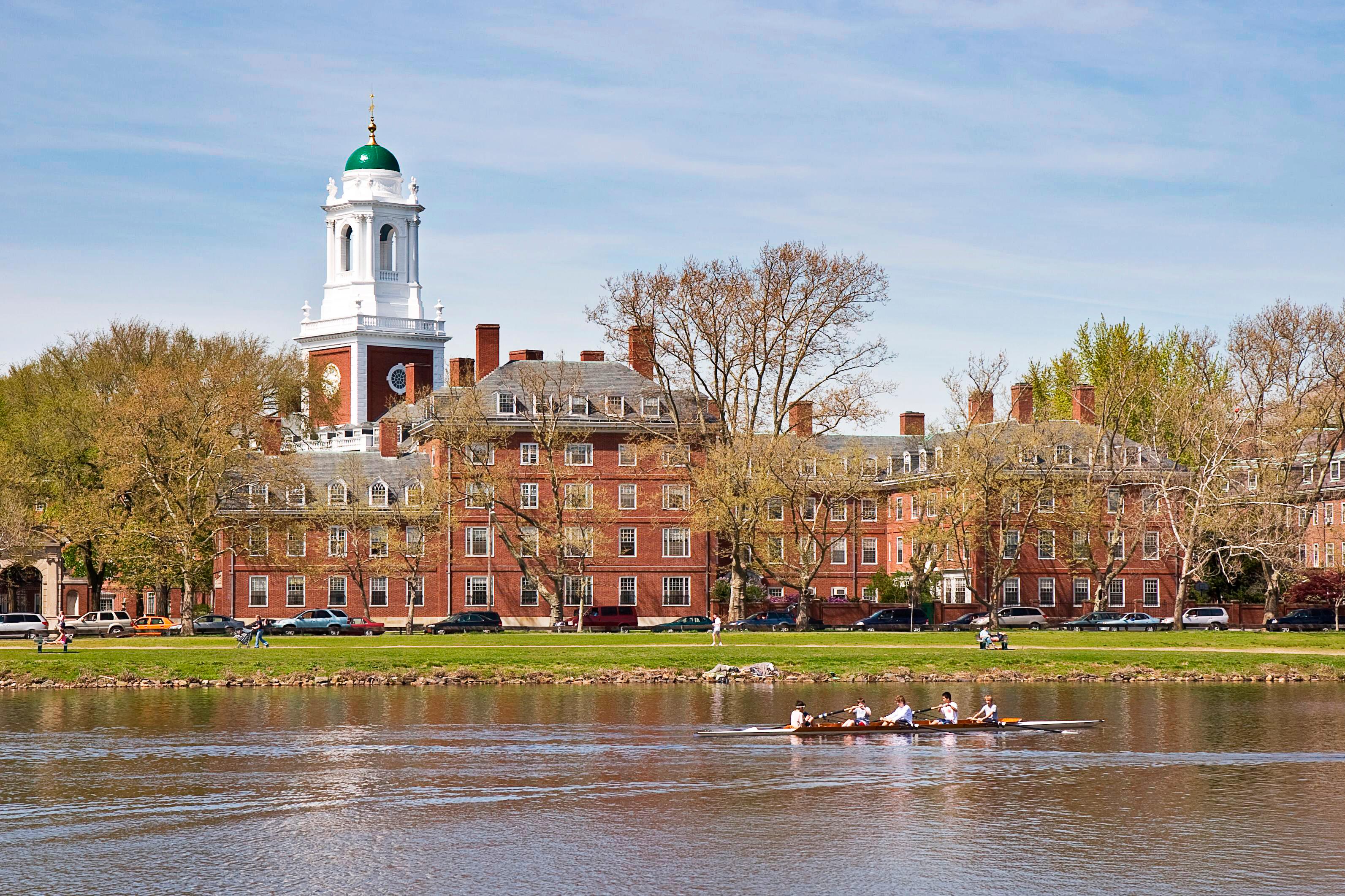 Bild från Harvard: personer som ror, tegelbyggnader
